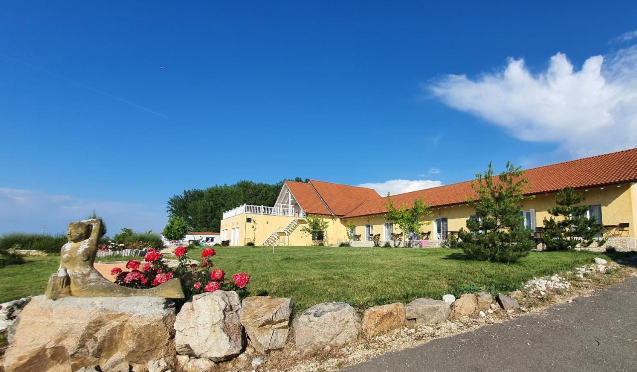 Naiada Villa Ostrov ภายนอก รูปภาพ